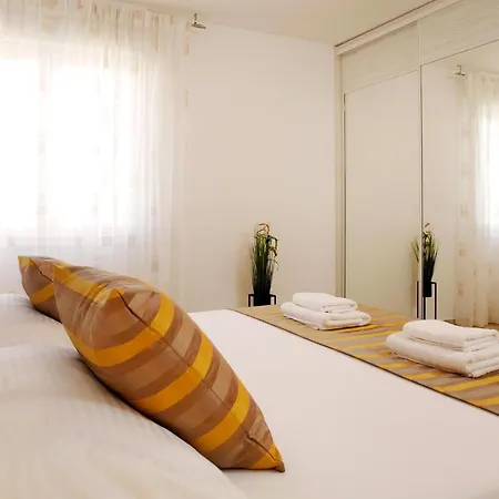 Modern 2-bed Apt, Late Check In Available Appartement