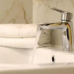 Modern 2-bed Apt, Late Check In Available سبليت