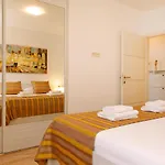 Modern 2-bed Apt, Late Check In Available *