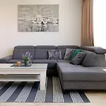 Modern 2-bed Apt, Late Check In Available سبليت