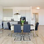 Modern 2-bed Apt, Late Check In Available *