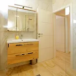 شقة Modern 2-bed Apt, Late Check In Available سبليت