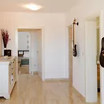 شقة Modern 2-bed Apt, Late Check In Available *