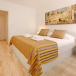 Modern 2-bed Apt, Late Check In Available شقة
