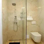 Modern 2-bed Apt, Late Check In Available سبليت