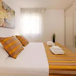 Modern 2-bed Apt, Late Check In Available *