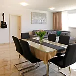 Modern 2-bed Apt, Late Check In Available