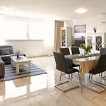 Modern 2-bed Apt, Late Check In Available