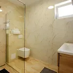 Modern 2-bed Apt, Late Check In Available * سبليت