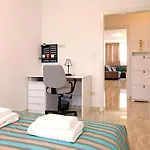 Modern 2-bed Apt, Late Check In Available شقة سبليت