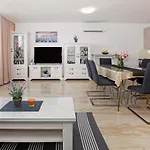 Modern 2-bed Apt, Late Check In Available سبليت