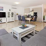 Modern 2-bed Apt, Late Check In Available *