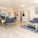 Modern 2-bed Apt, Late Check In Available سبليت