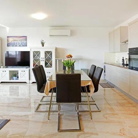 Modern 2-bed Apt, Late Check In Available شقة *