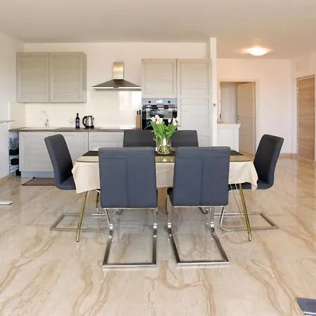 Modern 2-bed Apt, Late Check In Available *