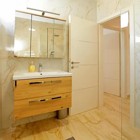 Апартаменты Modern 2-bed Apt, Late Check In Available Сплит