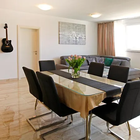 Modern 2-bed Apt, Late Check In Available