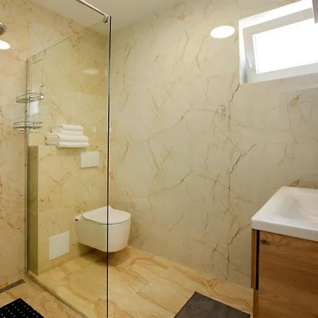 Modern 2-bed Apt, Late Check In Available * Сплит