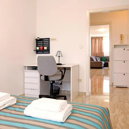Modern 2-bed Apt, Late Check In Available Апартаменты Сплит