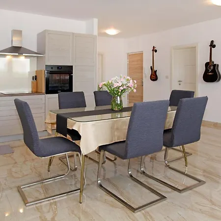 Modern 2-bed Apt, Late Check In Available سبليت