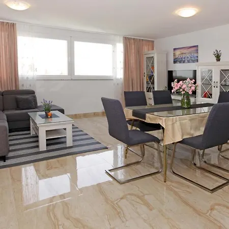 Modern 2-bed Apt, Late Check In Available