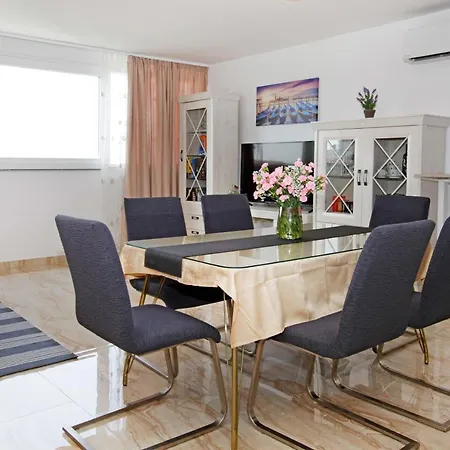 Modern 2-bed Apt, Late Check In Available * سبليت