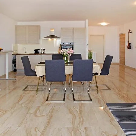 Modern 2-bed Apt, Late Check In Available Apartmán *