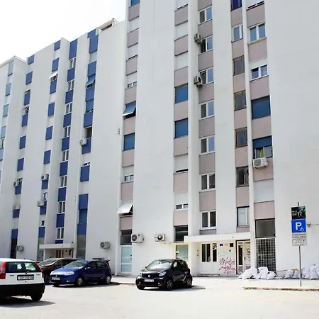 Modern 2-bed Apt, Late Check In Available * سبليت
