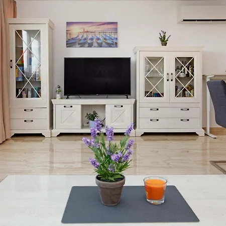 Modern 2-bed Apt, Late Check In Available سبليت
