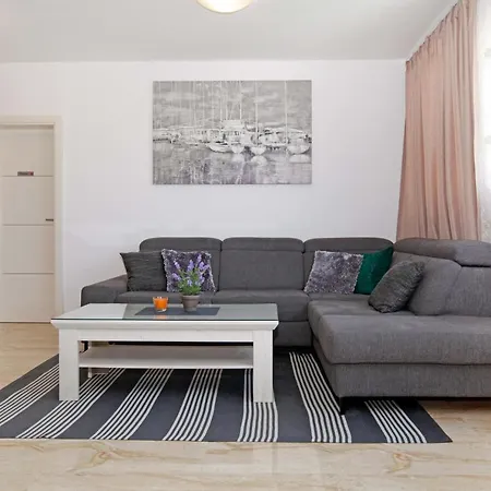 Modern 2-bed Apt, Late Check In Available * سبليت