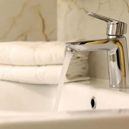 Modern 2-bed Apt, Late Check In Available 斯普利特