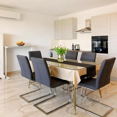 Modern 2-bed Apt, Late Check In Available Lägenhet