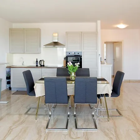 Modern 2-bed Apt, Late Check In Available *