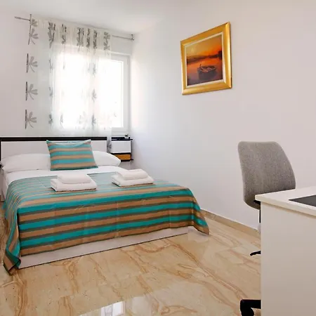 Apartman Modern 2-bed Apt, Late Check In Available