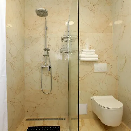 Modern 2-bed Apt, Late Check In Available 스플리트