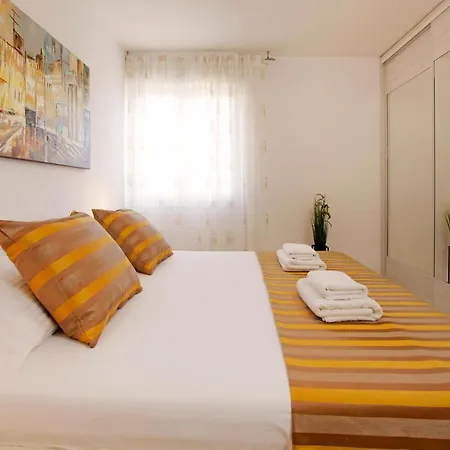 Modern 2-bed Apt, Late Check In Available *