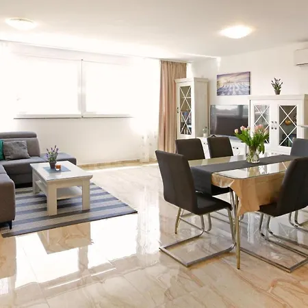 Modern 2-bed Apt, Late Check In Available