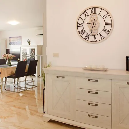 Modern 2-bed Apt, Late Check In Available