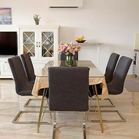 Modern 2-bed Apt, Late Check In Available 아파트 *