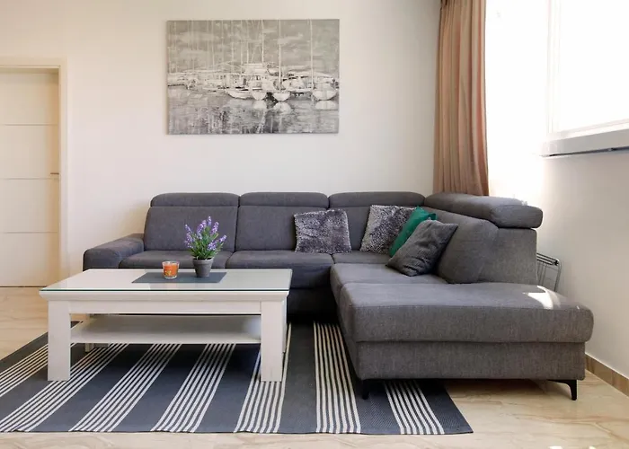 Modern 2-bed Apt, Late Check In Available Split