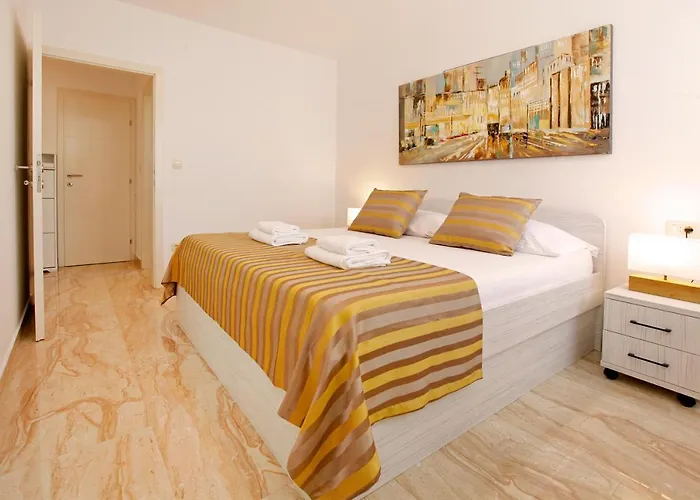 Modern 2-bed Apt, Late Check In Available Lägenhet