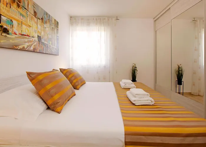 Modern 2-bed Apt, Late Check In Available *