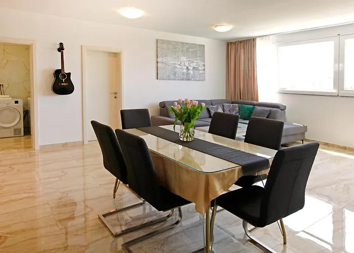 Modern 2-bed Apt, Late Check In Available