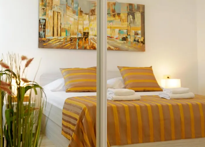 Modern 2-bed Apt, Late Check In Available * Split