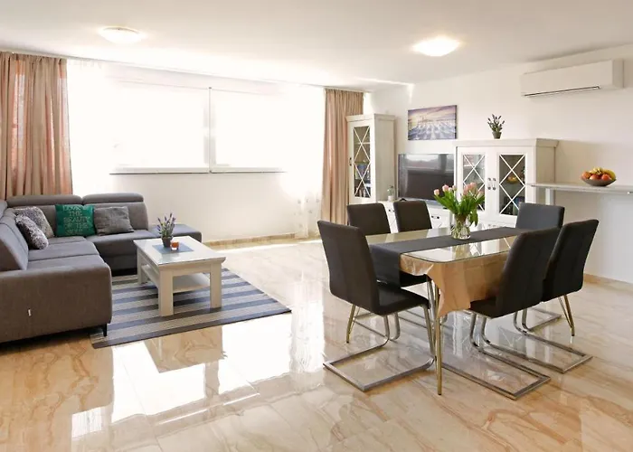 Modern 2-bed Apt, Late Check In Available