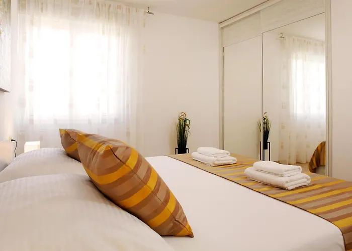 Modern 2-bed Apt, Late Check In Available Lägenhet