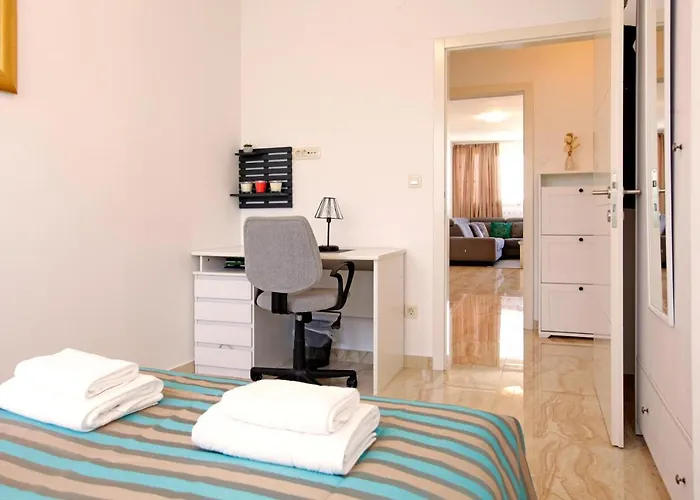 Modern 2-bed Apt, Late Check In Available アパート スプリト