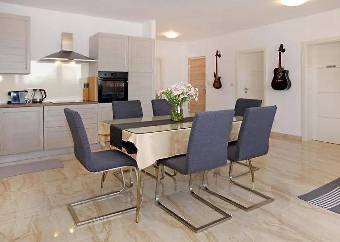 Modern 2-bed Apt, Late Check In Available スプリト