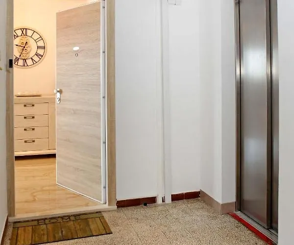 Modern 2-bed Apt, Late Check In Available *