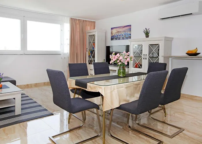 Modern 2-bed Apt, Late Check In Available * スプリト